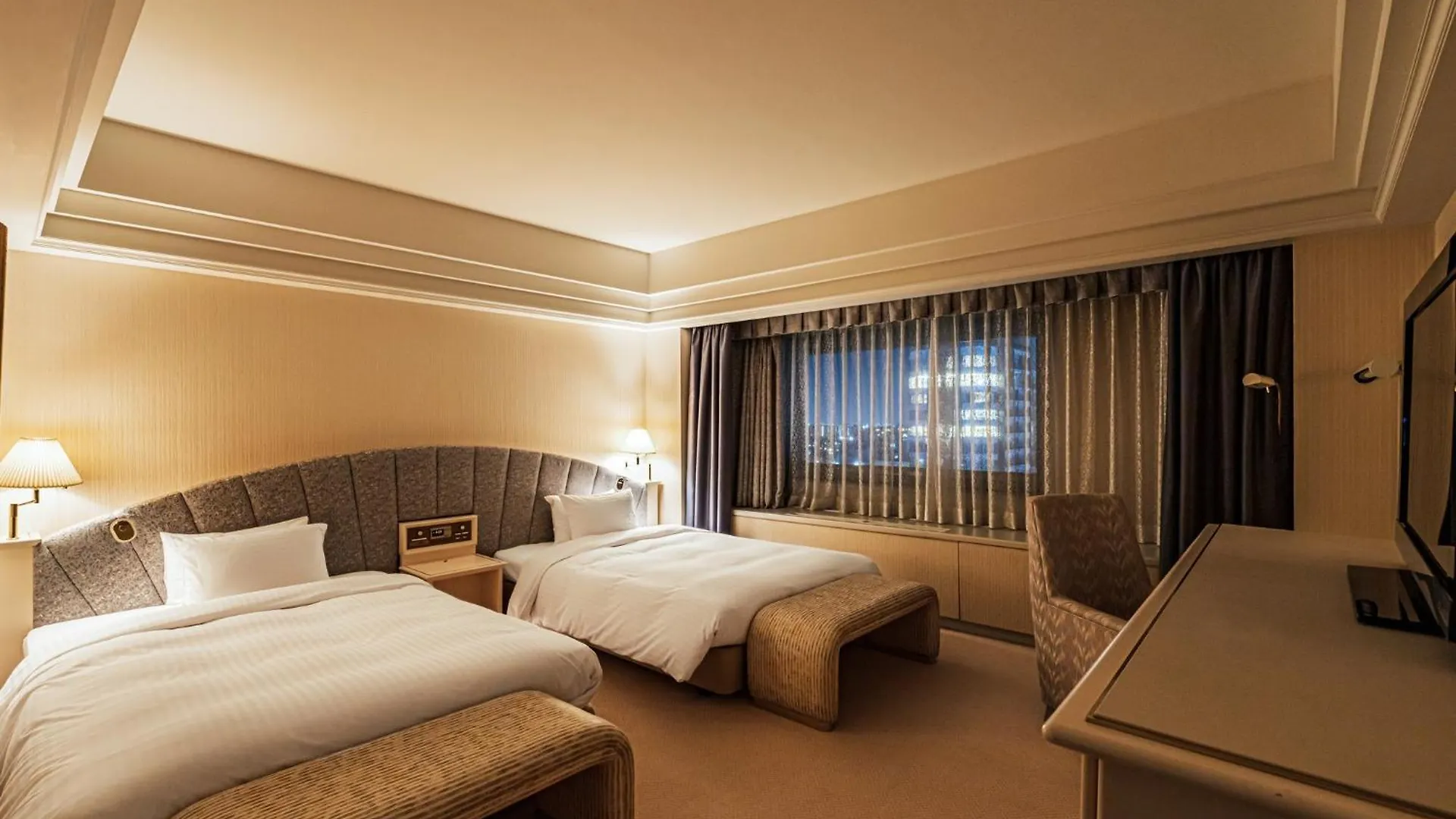 Sapporo View Hotel Odori Park 5*,